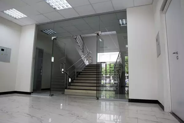 Вхідна група зі скла