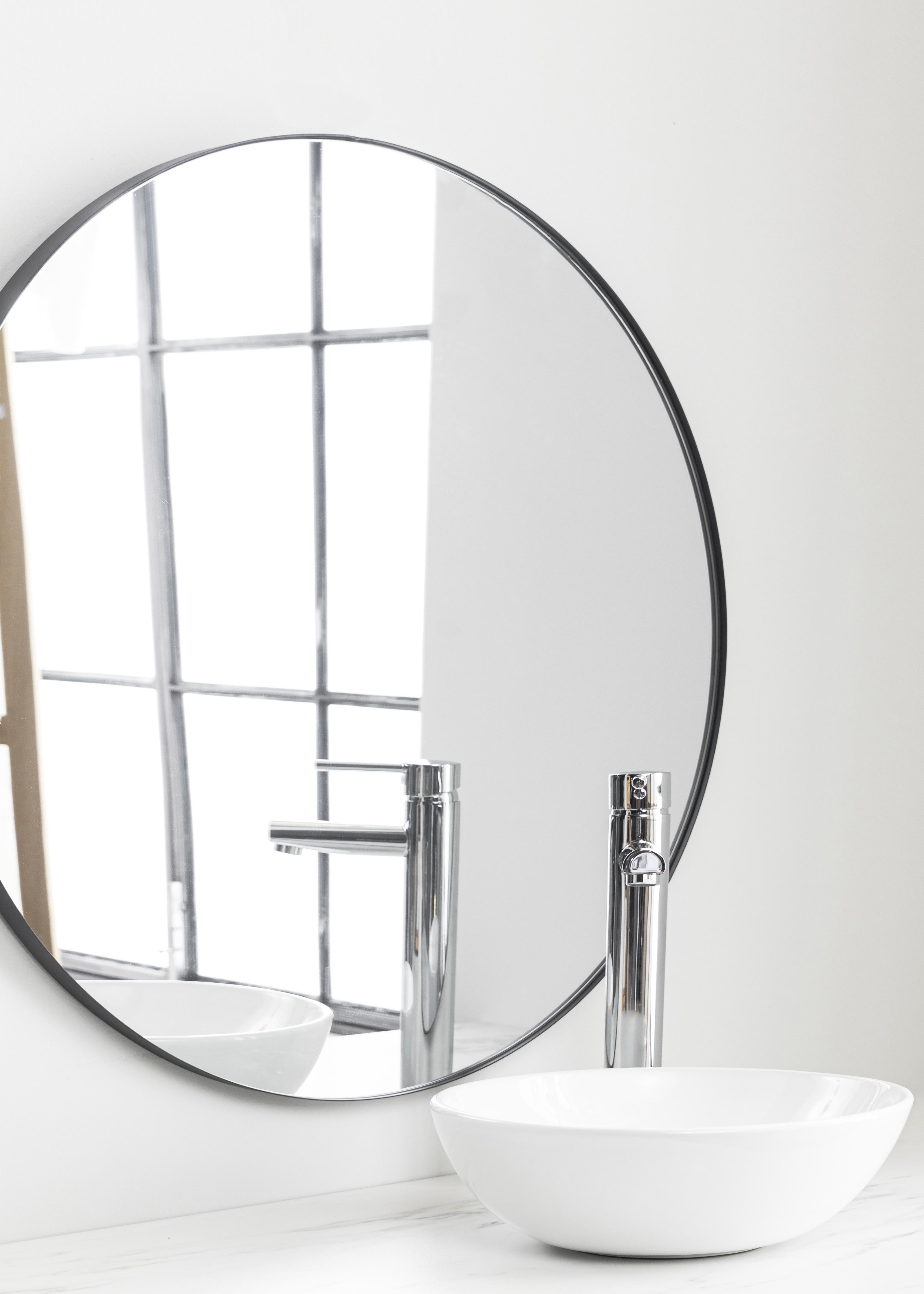 What is a facet and how is it made on a mirror?