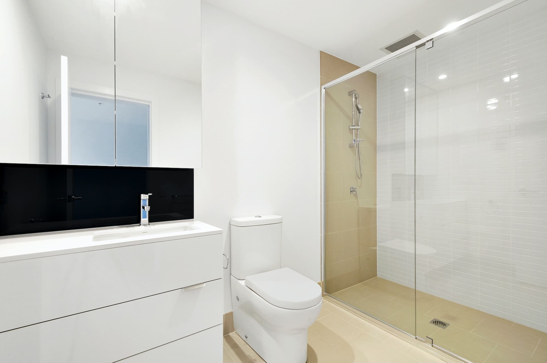 Glass for shower enclosures - advantages and types of treatment