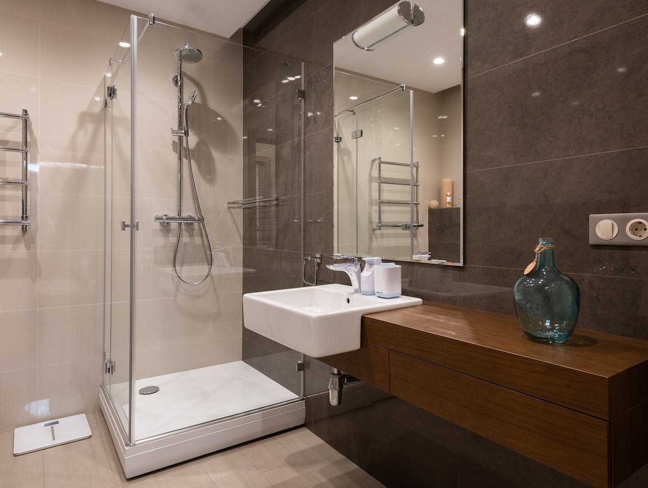 Choosing a shower partition for the bathroom: glass or plastic?