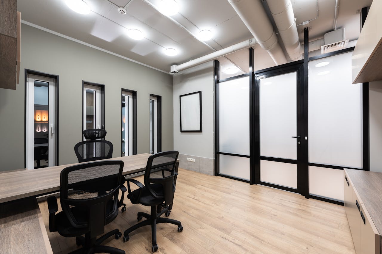 Frosted glass in office design: elegance and functionality