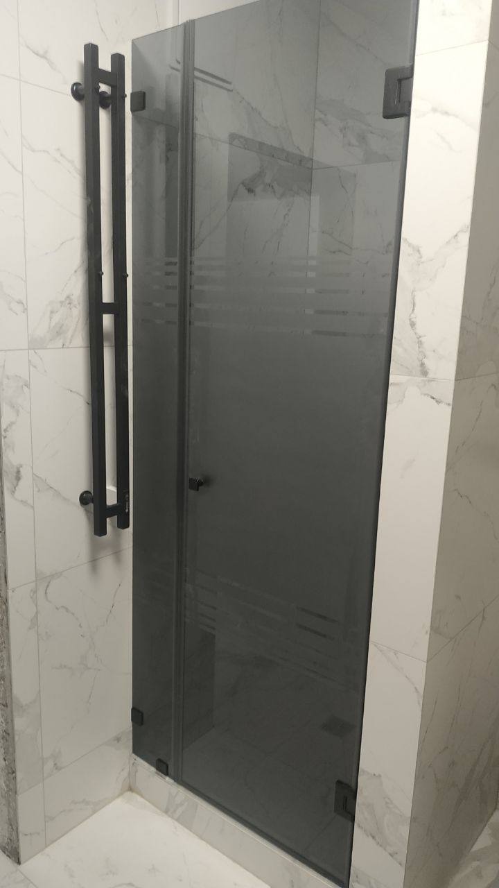 Shower cabin with frosted glass