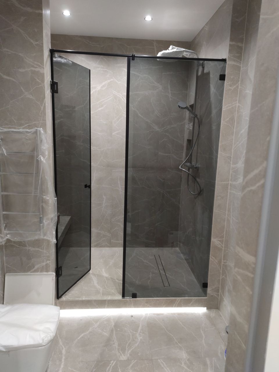 Shower cabins with hinged doors